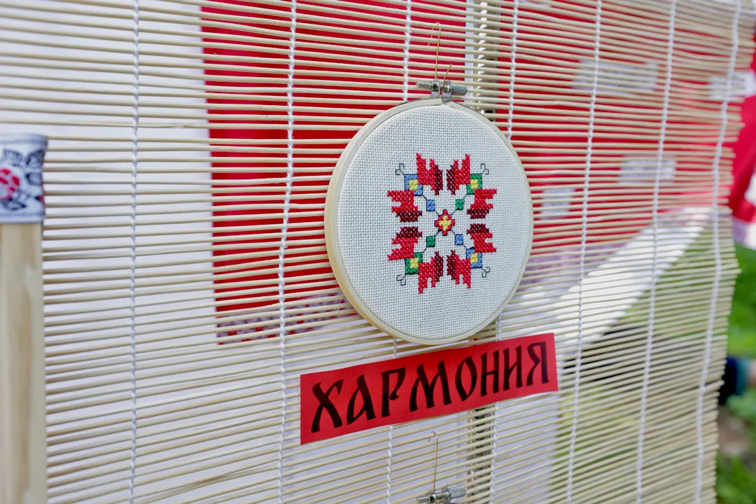 Флорални мотиви и българска шевица за събития